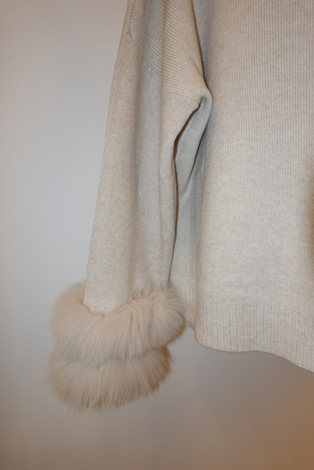 Beige close up fur cuffs 
